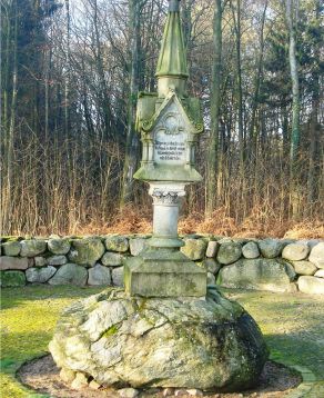 Foto des Denkmals am Walde in der Nähe des Sankelmarker Sees